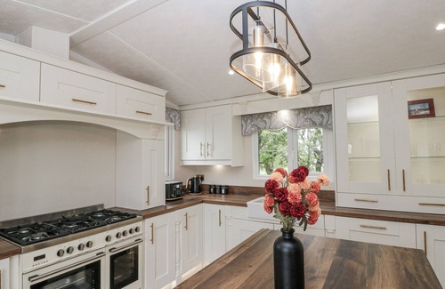 Malton Cottage | THE CABIN, pet friendly, with hot tub in Thornton Dale