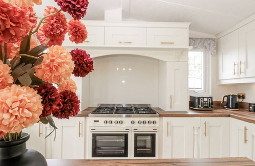 Malton Cottage | THE CABIN, pet friendly, with hot tub in Thornton Dale