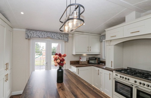 Malton Cottage | THE CABIN, pet friendly, with hot tub in Thornton Dale