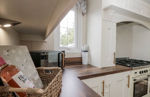 Malton Cottage | THE CABIN, pet friendly, with hot tub in Thornton Dale