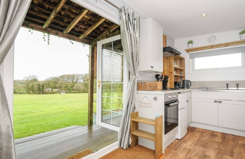 Saint Gennys Cottage | THE CABIN, romantic, with a garden in Wainhouse Corner