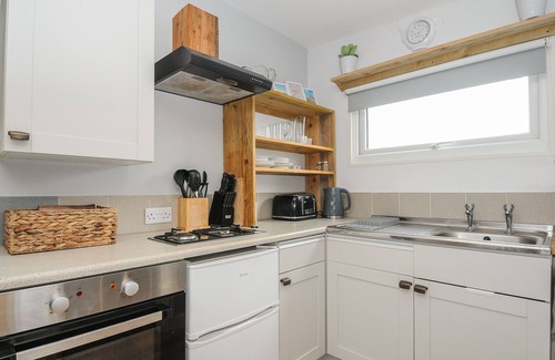 Saint Gennys Cottage | THE CABIN, romantic, with a garden in Wainhouse Corner