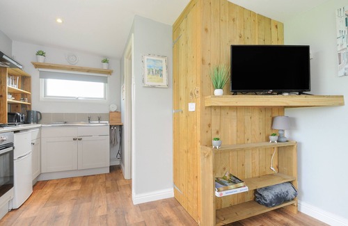 Saint Gennys Cottage | THE CABIN, romantic, with a garden in Wainhouse Corner