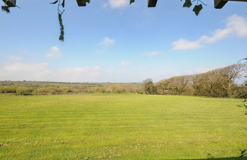 Saint Gennys Cottage | THE CABIN, romantic, with a garden in Wainhouse Corner