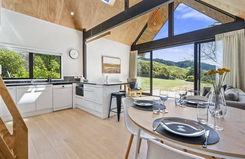 Tawa House | The Cabin - Wellington Holiday Home