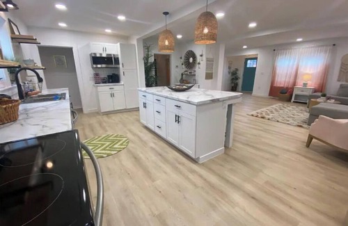 Livingston House | The Callie- Downtown by the square & park. Tons of Parking. On 3 Acres!