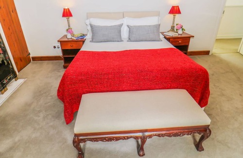 Hinton Cottage | THE CAMPBELL COTTAGE, pet friendly, with a garden in Hinton