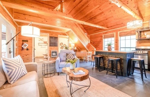 Boswell Cabin | The Camphouse ~ ON Livingston Creek