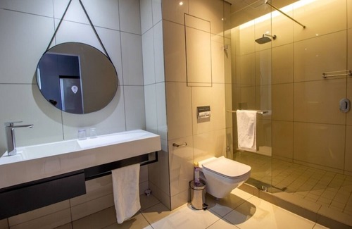 Sandown Hotel | The Capital on the Park-Standard Unit
