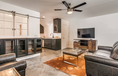 Hope Gardens House | The Capitol District House-inside downtown lp & parking pad for two+free street