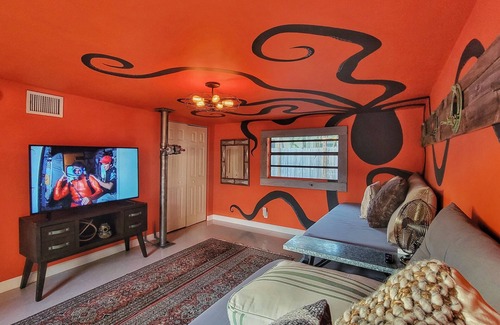 Lake Ridge House | The Captain's Landing 4 bedroom - 2 bathroom - soaking tub - adventure home