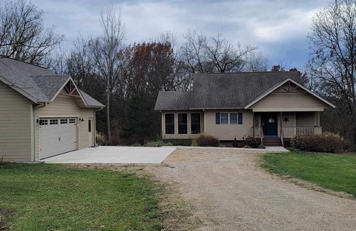 The Galena Territory House | The Cardinals' Nest, NEW! Remodeled kitchen, Territory amenities, 10 mins from downtown Galena