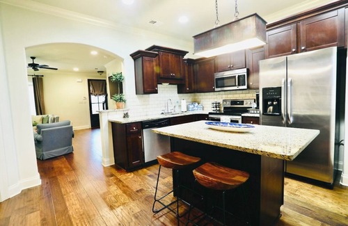 Oxford House | The Carl, 2BR Townhome by Velvet Ditch Villas