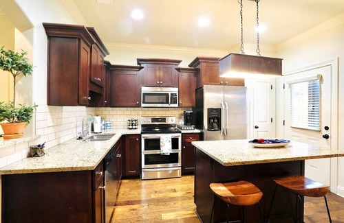 Oxford House | The Carl, 2BR Townhome by Velvet Ditch Villas