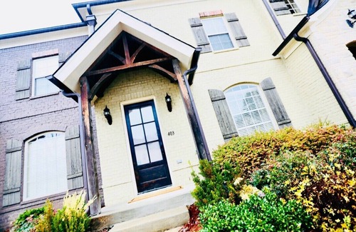 Oxford House | The Carl, 2BR Townhome by Velvet Ditch Villas