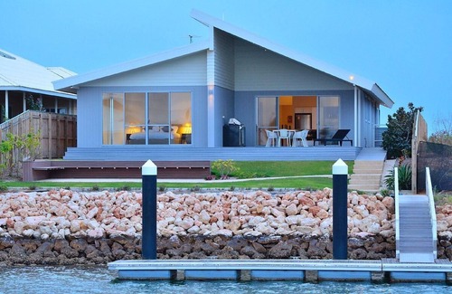 Brockman House | The Carnarvon Luxury Canal Home - Luxurious 4 bedroom, 3.5 bathroom fully self contained house.
