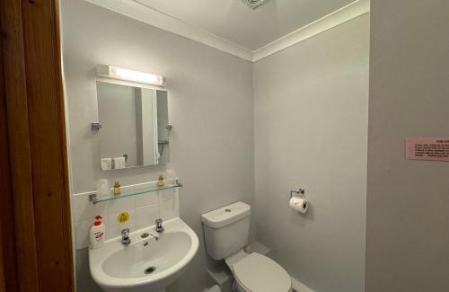 Laugharne Hotel | The Carpenters Arms Rooms in Broadway, Laugharne