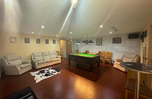 Laugharne Hotel | The Carpenters Arms Rooms in Broadway, Laugharne