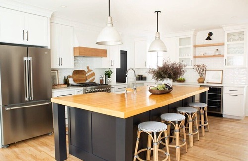 Ohio City House | The Carriage House and The Chatham Manor | Hot Tub