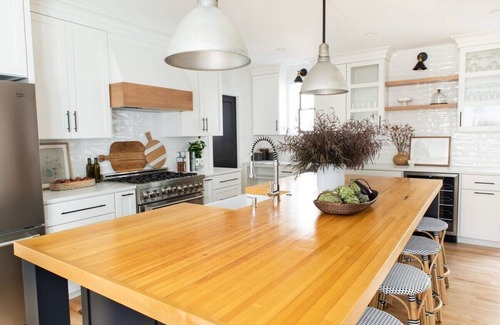 Ohio City House | The Carriage House and The Chatham Manor | Hot Tub