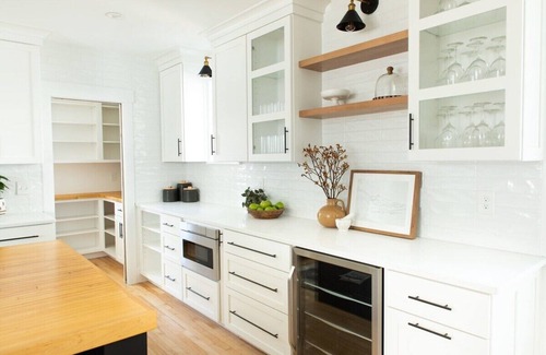 Ohio City House | The Carriage House and The Chatham Manor | Hot Tub