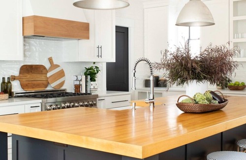 Ohio City House | The Carriage House and The Chatham Manor | Hot Tub