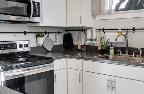 Monroe Ward House | The Carriage House Upstairs Cottage - Downtown Richmond Near VCU