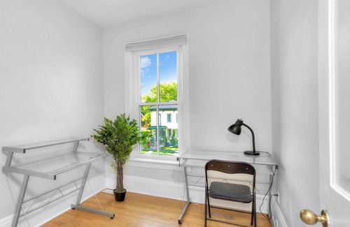 Kitchener House | The Carrie - Downtown Hideaway