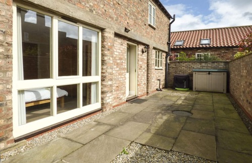 Low Catton Cottage | THE CART SHED, pet friendly, with a garden in York