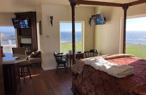 Shelter Cove Apartment | The Castle Inn of the Lost Coast -The Knight Suite #1