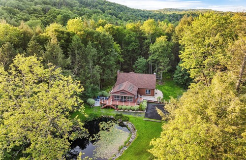Parksville Ski Chalet | The Catskill Getaway Near Bethel Woods & Hiking & HOT TUB