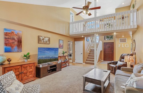 Swiss Manor House | The Cedar House - Flagstaff