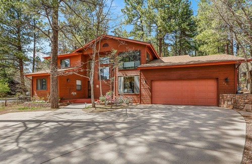 Swiss Manor House | The Cedar House - Flagstaff