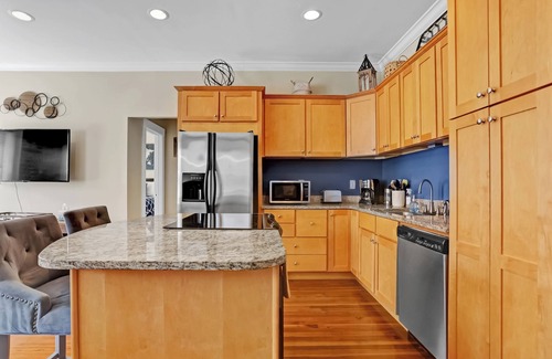 Historic District - North Condo | The Center of Savannah! Parking Pass Provided, Premium Access to Downtown