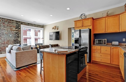 Historic District - North Condo | The Center of Savannah! Parking Pass Provided, Premium Access to Downtown
