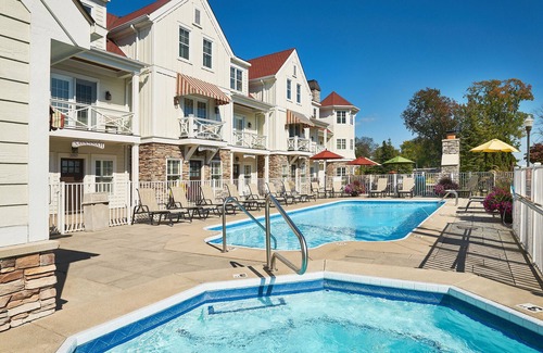 Holland Ski Chalet | "The Charleston" Luxury Townhome, Pool, Hot Tub, Golf Membership, Near Lake and Beaches
