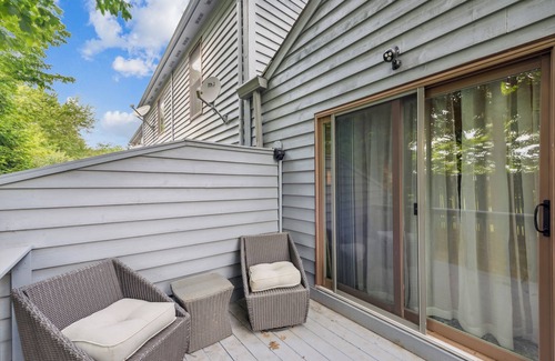 Roselawn Finance Condo | The charm of Cincinnati in a spacious 3-bedroom condo, WiFi, A/C, and more.