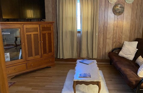 La Plata House | The Charming Country Cottage-Welcomes you and your pet!