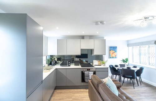 New Forest District House | The Charming Redwood Escape, New Forest