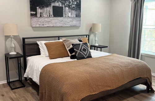 Tulsa Other | The charming Scissortail Farmhouse on land with hot tub minutes from downtown!