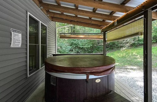 Rockbridge House | The Chestnut - Hocking Hills Lakeside Oasis!n