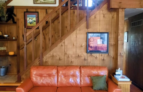 Ashland Ski Chalet | The Chirpy Chalet Cozy & Private Great WiFi No Chores! No Cleaning Fees!