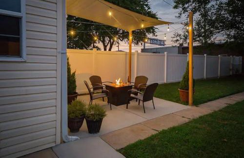 The Hill House | The Chocolate Suite - Walkable and Peaceful home
