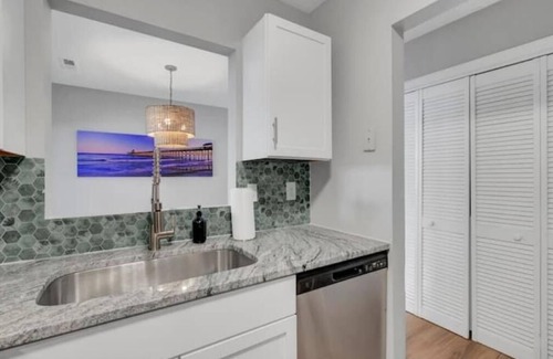 North Charleston House | The Chucktown! Walkable to bars+KING bed!