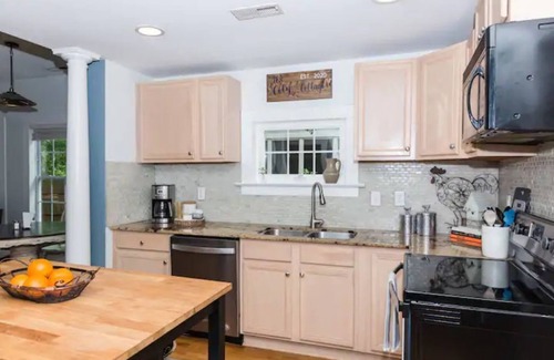 Southwest Raleigh House | The City Cottage, pet friendly, walk to shops, food & NCSU