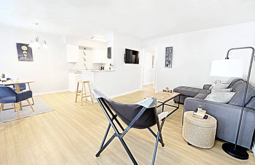 Old East Dallas Apartment | The City Escape Arboretum Tickets Included