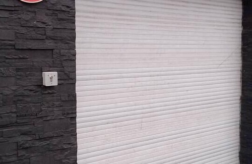 Lens House | The city house with garage