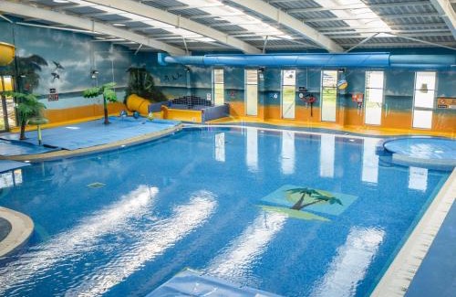 Northampton House | The Clare Court 6BR Luxury Retreat - Sleeps 14 - Free Parking and Complimentary Access to Billing Aquadrome Holiday Village for Swimming - 2 nights minimum