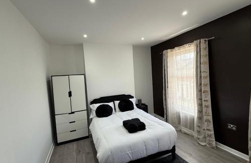 Northampton House | The Clare Court 6BR Luxury Retreat - Sleeps 14 - Free Parking and Complimentary Access to Billing Aquadrome Holiday Village for Swimming - 2 nights minimum
