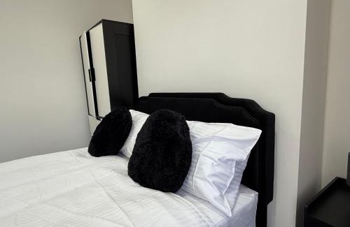 Northampton House | The Clare Court 6BR Luxury Retreat - Sleeps 14 - Free Parking and Complimentary Access to Billing Aquadrome Holiday Village for Swimming - 2 nights minimum